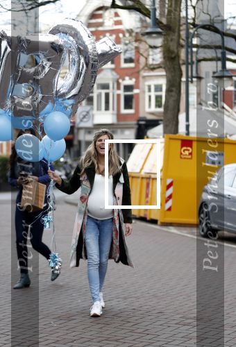 Amsterdam 11 maart 2018
Kim Kotter zwanger met blauwe ballonnen