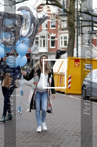 Amsterdam 11 maart 2018
Kim Kotter zwanger met blauwe ballonnen