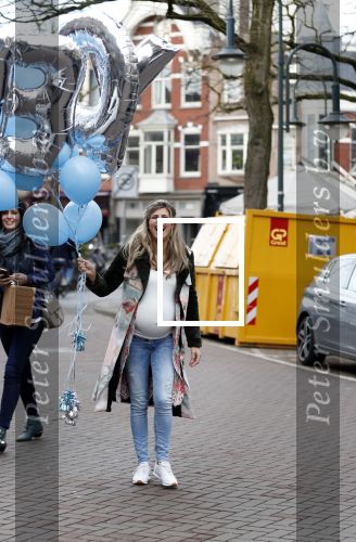 Amsterdam 11 maart 2018
Kim Kotter zwanger met blauwe ballonnen