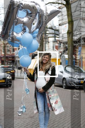 Amsterdam 11 maart 2018
Kim Kotter zwanger met blauwe ballonnen