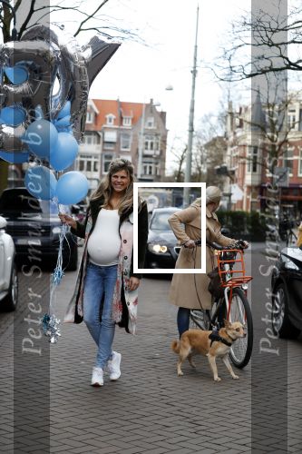 Amsterdam 11 maart 2018
Kim Kotter zwanger met blauwe ballonnen