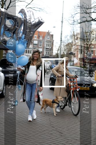 Amsterdam 11 maart 2018
Kim Kotter zwanger met blauwe ballonnen
