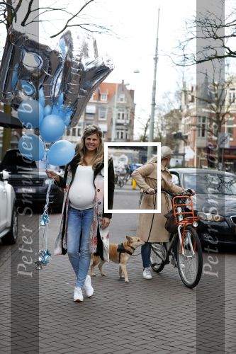 Amsterdam 11 maart 2018
Kim Kotter zwanger met blauwe ballonnen