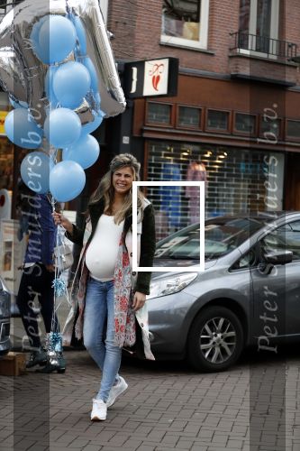 Amsterdam 11 maart 2018
Kim Kotter zwanger met blauwe ballonnen
