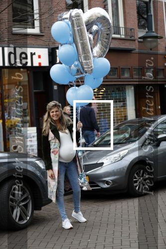 Amsterdam 11 maart 2018
Kim Kotter zwanger met blauwe ballonnen