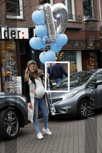 Amsterdam 11 maart 2018
Kim Kotter zwanger met blauwe ballonnen