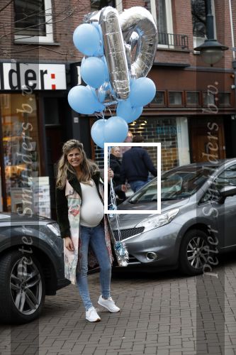 Amsterdam 11 maart 2018
Kim Kotter zwanger met blauwe ballonnen