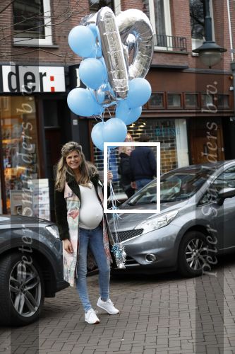 Amsterdam 11 maart 2018
Kim Kotter zwanger met blauwe ballonnen