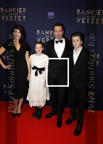 Amsterdam 5 maart 2018
Premiere bankier van het verzet in het de Lemar theater. Jacob Derwig met vrouw Kim v Kooten en hun kinderen