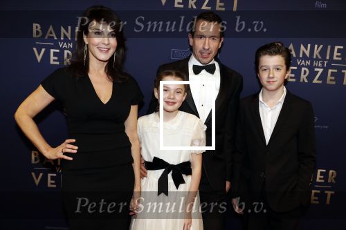 Amsterdam 5 maart 2018
Premiere bankier van het verzet in het de Lemar theater. Jacob Derwig met vrouw Kim v Kooten en hun kinderen