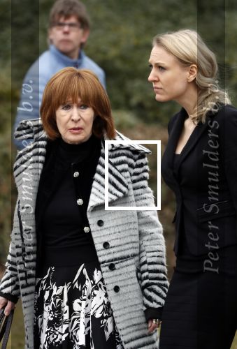 Leusden 6 maart 2018
Crematie Mies Bouwman in crematorium Leusden. Liesbeth List met dochter Elisah en schoonzoon