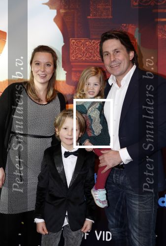 Amsterdam 11 februari 2018
Premiere Ted en het geheim van koning Midas in Pathe arena. Lodewijk Hoekstra met zijn zwangere vriendin en zijn kinderen