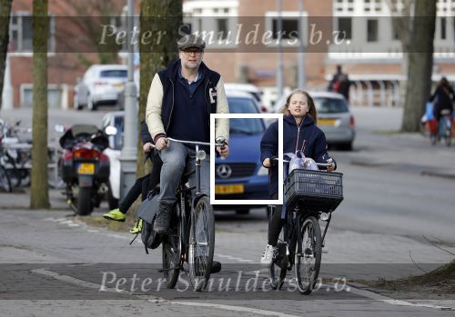 Amsterdam 5 maart 2018 
Patrick Stoof met zijn dochter op de fiets in Amsterdam