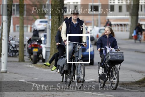 Amsterdam 5 maart 2018 
Patrick Stoof met zijn dochter op de fiets in Amsterdam