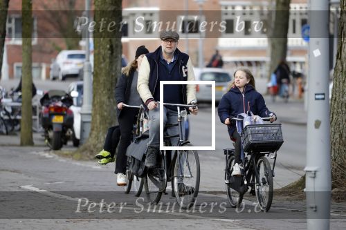 Amsterdam 5 maart 2018 
Patrick Stoof met zijn dochter op de fiets in Amsterdam