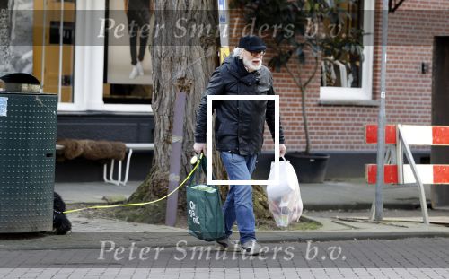 Amsterdam 24 februari 2018
Rob Houwer doet boodschappen met  hondje in Amsterdam zuid