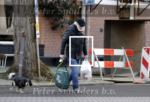 Amsterdam 24 februari 2018
Rob Houwer doet boodschappen met  hondje in Amsterdam zuid