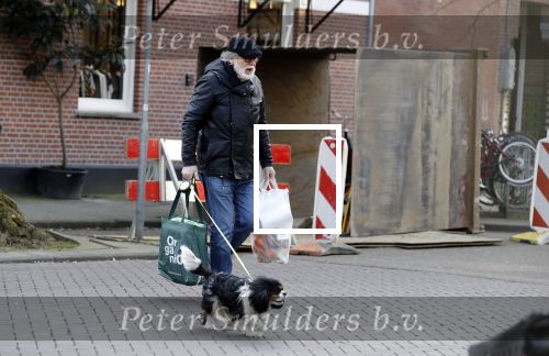 Amsterdam 24 februari 2018
Rob Houwer doet boodschappen met  hondje in Amsterdam zuid