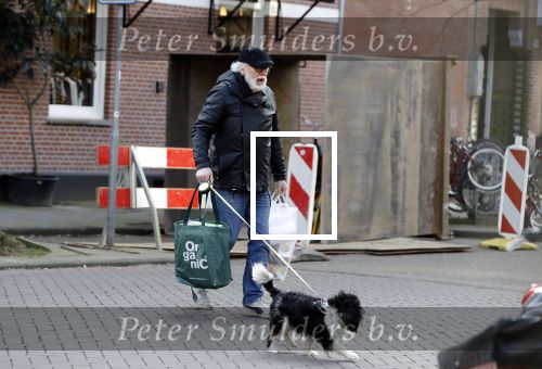 Amsterdam 24 februari 2018
Rob Houwer doet boodschappen met  hondje in Amsterdam zuid