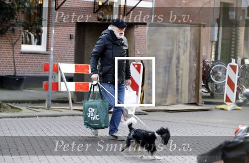 Amsterdam 24 februari 2018
Rob Houwer doet boodschappen met  hondje in Amsterdam zuid
