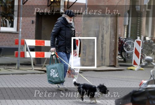 Amsterdam 24 februari 2018
Rob Houwer doet boodschappen met  hondje in Amsterdam zuid