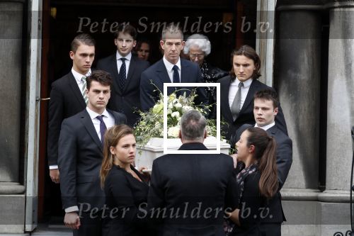 Rotterdam 20 februari 2018
Dienst voor overlijden /begrafenis Ruud Lubbers in de Laurentius Elisabeth Kathedraal. Kleinkinderen dragen de kist
