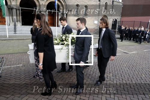 Rotterdam 20 februari 2018
Dienst voor overlijden /begrafenis Ruud Lubbers in de Laurentius Elisabeth Kathedraal. Kleinkinderen dragen de kist