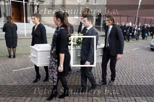 Rotterdam 20 februari 2018
Dienst voor overlijden /begrafenis Ruud Lubbers in de Laurentius Elisabeth Kathedraal. Kleinkinderen dragen de kist