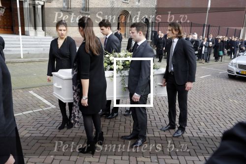 Rotterdam 20 februari 2018
Dienst voor overlijden /begrafenis Ruud Lubbers in de Laurentius Elisabeth Kathedraal. Kleinkinderen dragen de kist