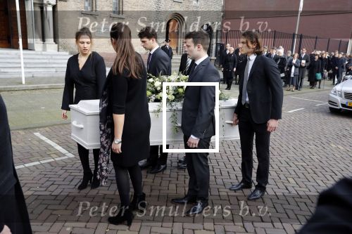 Rotterdam 20 februari 2018
Dienst voor overlijden /begrafenis Ruud Lubbers in de Laurentius Elisabeth Kathedraal. Kleinkinderen dragen de kist