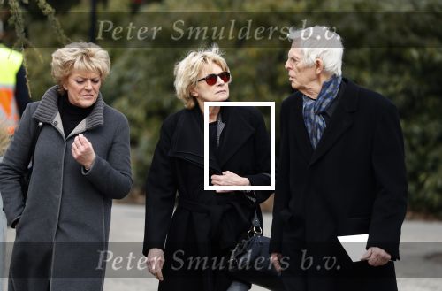Leusden 6 maart 2018
Crematie Mies Bouwman in crematorium Leusden. Simone Kleinsma met Martine Bijl en Berend Boudewijn