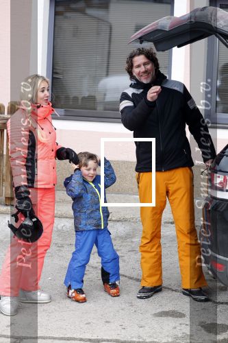 Wargain 1 maart 2018
Sonja Bakker en haar vriend  Barry van Suijdam en zoontje Bram op ski vakantie.