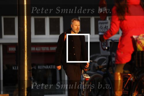 Amsterdam 23 februari 2018c
Wessel v Diepen wandelend op straat in avondzon