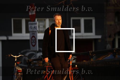 Amsterdam 23 februari 2018c
Wessel v Diepen wandelend op straat in avondzon