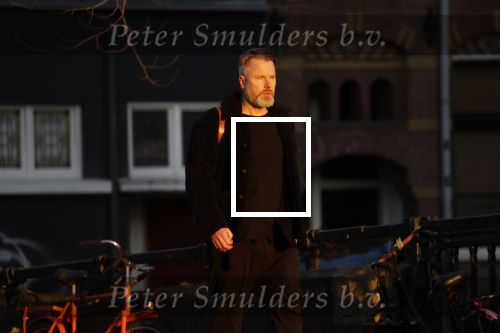 Amsterdam 23 februari 2018c
Wessel v Diepen wandelend op straat in avondzon