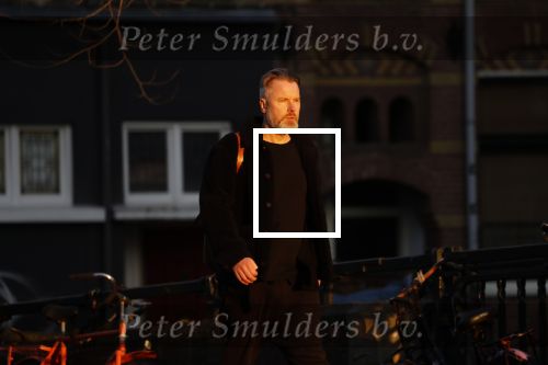 Amsterdam 23 februari 2018c
Wessel v Diepen wandelend op straat in avondzon