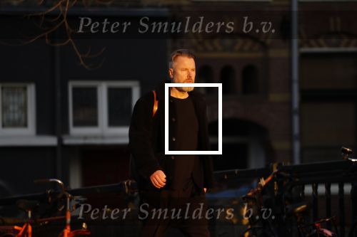 Amsterdam 23 februari 2018c
Wessel v Diepen wandelend op straat in avondzon
