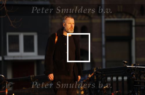 Amsterdam 23 februari 2018c
Wessel v Diepen wandelend op straat in avondzon