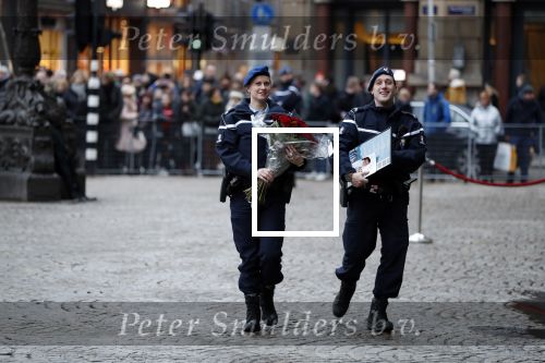 Amsterdam 3 februari 2018 
Prinses Beatrix viert haar 80e verjaardag in het paleis op de dam.
Leden van de marechaussee arriveren met een bos rozen bij het Koninklijk Paleis op de Dam