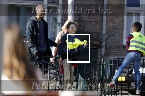 Amsterdam 27 februari 2019
Alain Clark en .. halen zijn zoontje op van school.