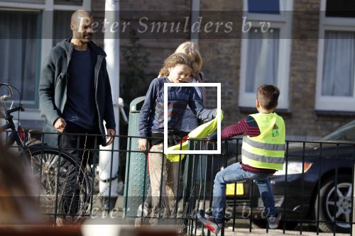 Amsterdam 27 februari 2019
Alain Clark en .. halen zijn zoontje op van school.