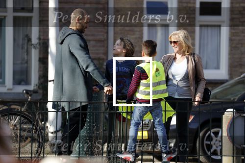 Amsterdam 27 februari 2019
Alain Clark en .. halen zijn zoontje op van school.