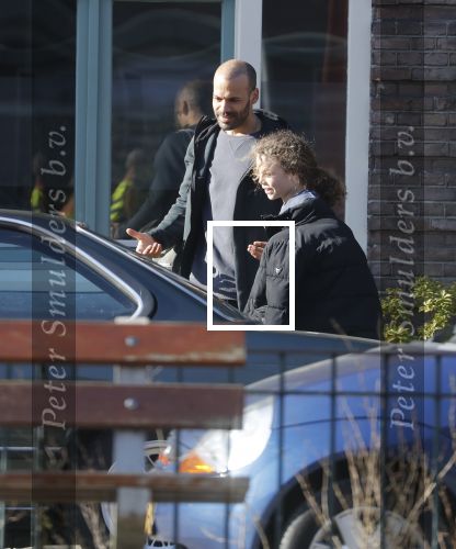 Amsterdam 27 februari 2019
Alain Clark en .. halen zijn zoontje op van school.