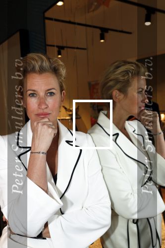 Amsterdam 4 februari 2019
Presentatie armbandje câ€™est Moi  (Art) voor de Esther Vergeer foundation.
Aanwezig zijn Esther Vergeer Quinty Trustfull Anouk Smulders Evelien de Bruijn en Mark Teurlings.
