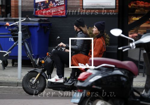 Amsterdam 8 maart 2019
Birgit Schuurman en haar nieuwe vriend Sander v Haarlem op scooter onderweg naar Cafe Carter in Amsterdam zuid.