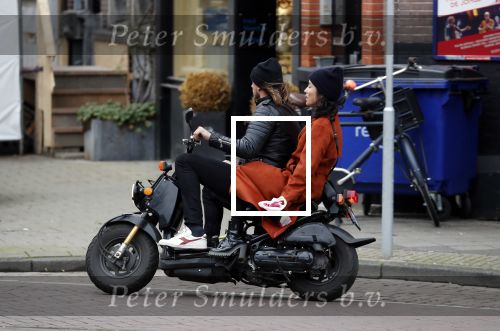 Amsterdam 8 maart 2019
Birgit Schuurman en haar nieuwe vriend Sander v Haarlem op scooter onderweg naar Cafe Carter in Amsterdam zuid.