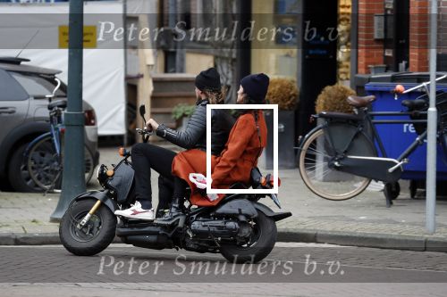 Amsterdam 8 maart 2019
Birgit Schuurman en haar nieuwe vriend Sander v Haarlem op scooter onderweg naar Cafe Carter in Amsterdam zuid.