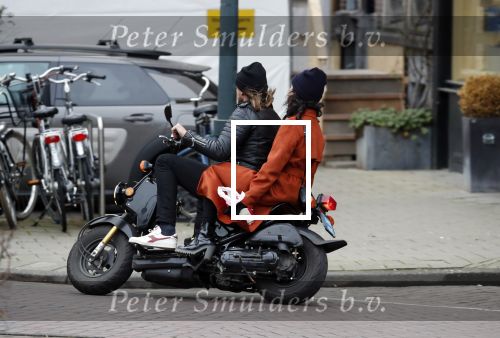 Amsterdam 8 maart 2019
Birgit Schuurman en haar nieuwe vriend Sander v Haarlem op scooter onderweg naar Cafe Carter in Amsterdam zuid.