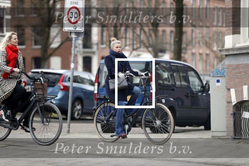 Amsterdam 1 maart 2019
Bridget Maasland verlaat haar nieuwe huis en gaat met een vriendin fietsend weg.