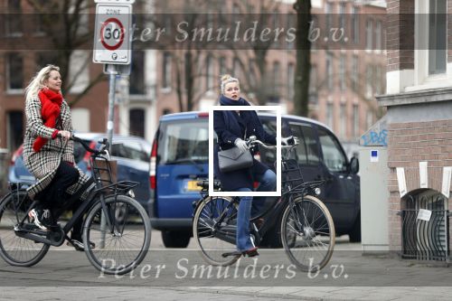 Amsterdam 1 maart 2019
Bridget Maasland verlaat haar nieuwe huis en gaat met een vriendin fietsend weg.